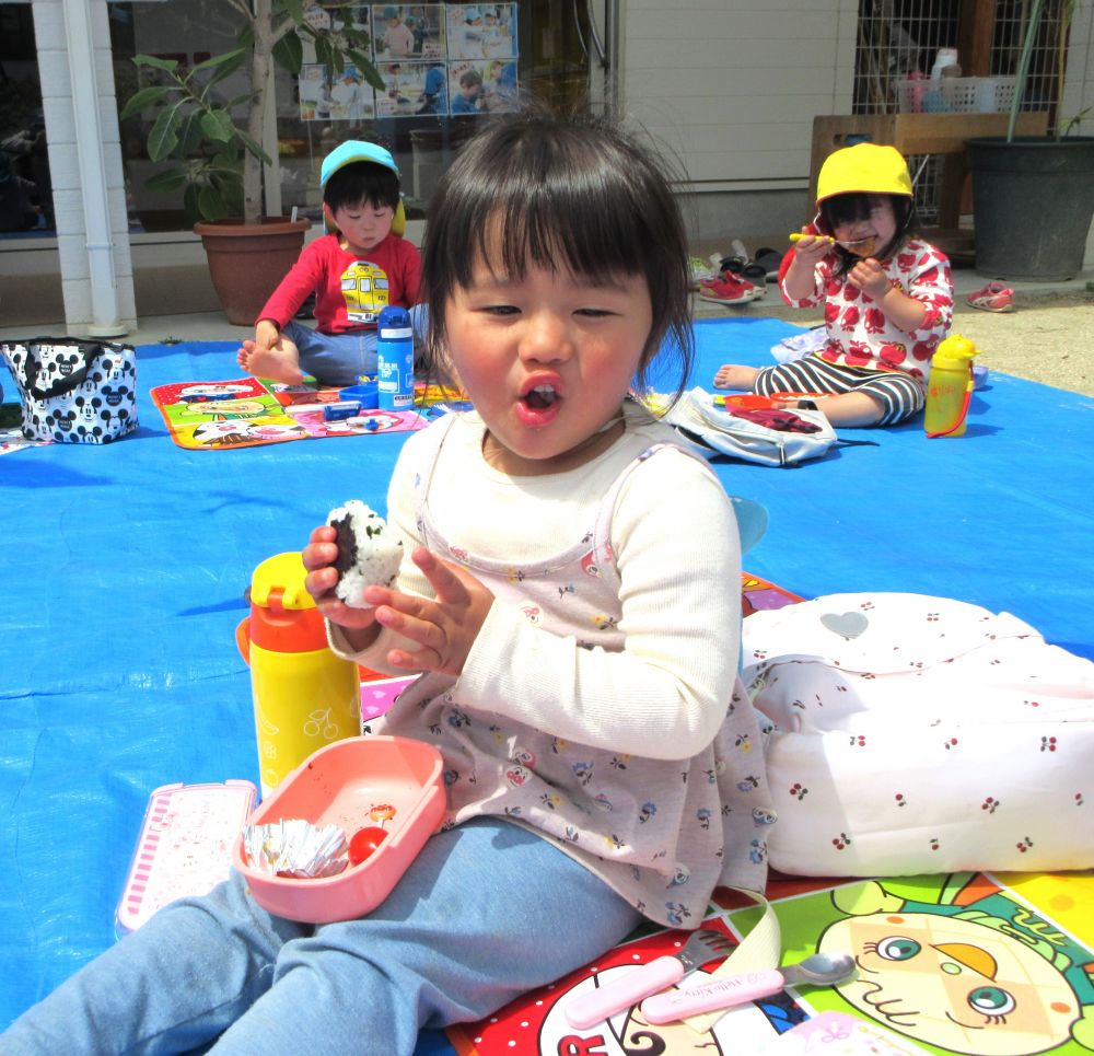 今日一番楽しみにしていた時間がやってきた♡


９：３０
「もうお弁当食べる～？」
「早く食べたいね～お散歩いってからたべよっか！」

１０：３０
「お弁当食べる～？」
「そうだね～お腹すいたね」

１１：００
「お弁当持ってきていい？」
何をしていてもお弁当の事が頭から離れない！

