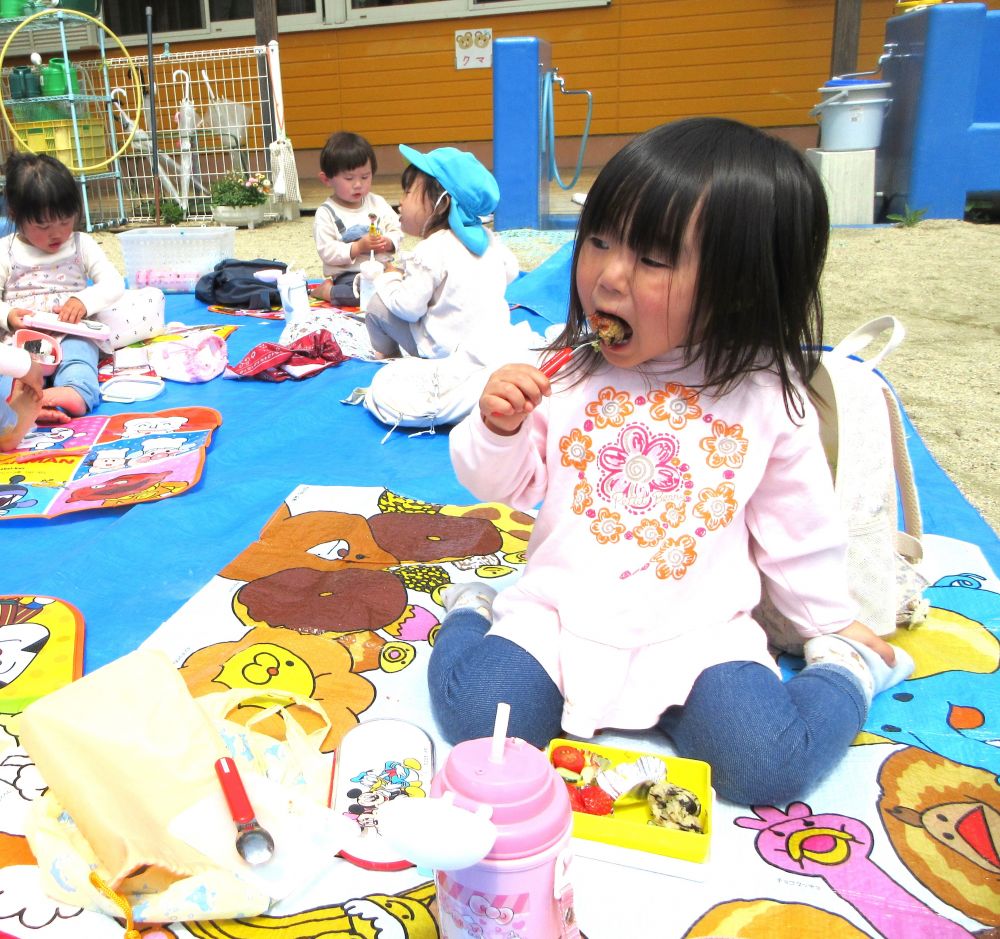 待ちにまった時間…
急いでリュックからお弁当を出すと…
「見て～！ママが作ってくれたんよ！」
「これ一緒じゃ～！」
「おいしい♡」


