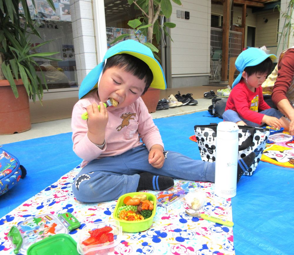 大きな口でどんどん食べていく…
「美味しそうだね～」
そう言われてニッコリ微笑むIくん♡

「あ～おししかった！」
「ピッカーン！」

幸せそうに微笑む子ども達です♡




