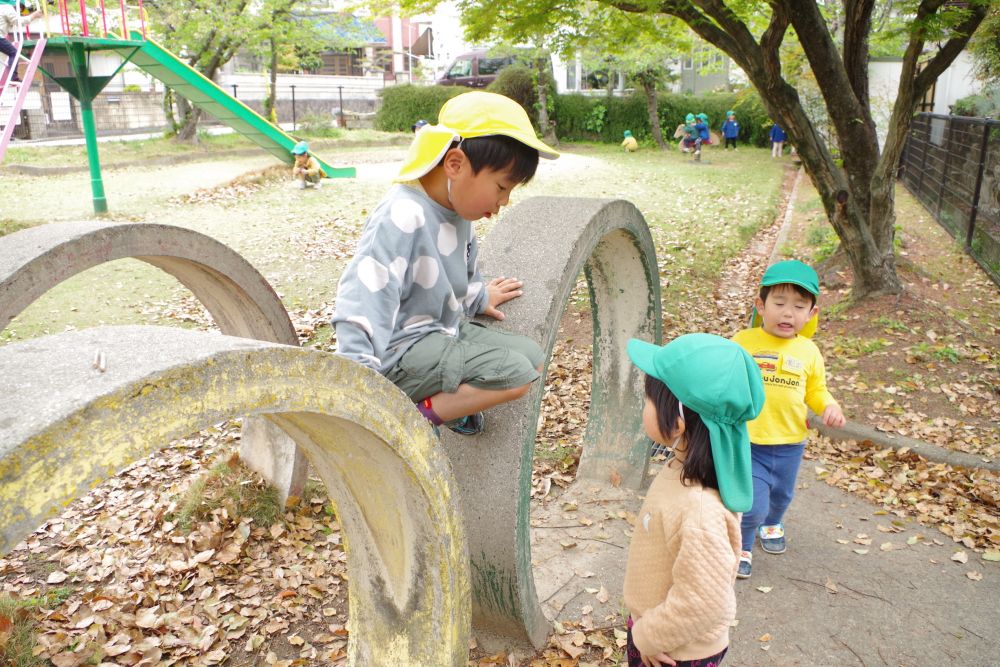 公園の丸いオブジェに上りたいRくん・・・

Tくん「俺が教えよっか？まずはここに足を～・・・」

Rくんのやりたい！気持ちに寄り添おうとしてくれたTくん！
他の友達にも教えてくれて、まるでちびっこ先生に✨

