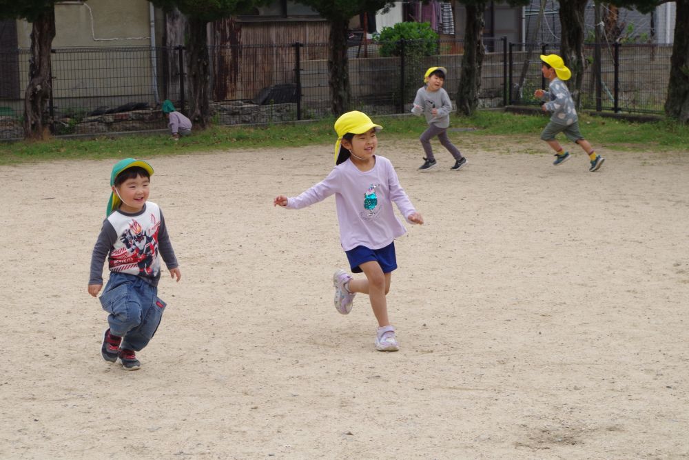 「だーるーまーさーんーがー・・・」
「ころんだ！！」

公園を広ーく使っただるまさんがころんだ！も、一緒に楽しんでいましたよ！

異年齢での関わりも楽しめたお散歩になりました♡

