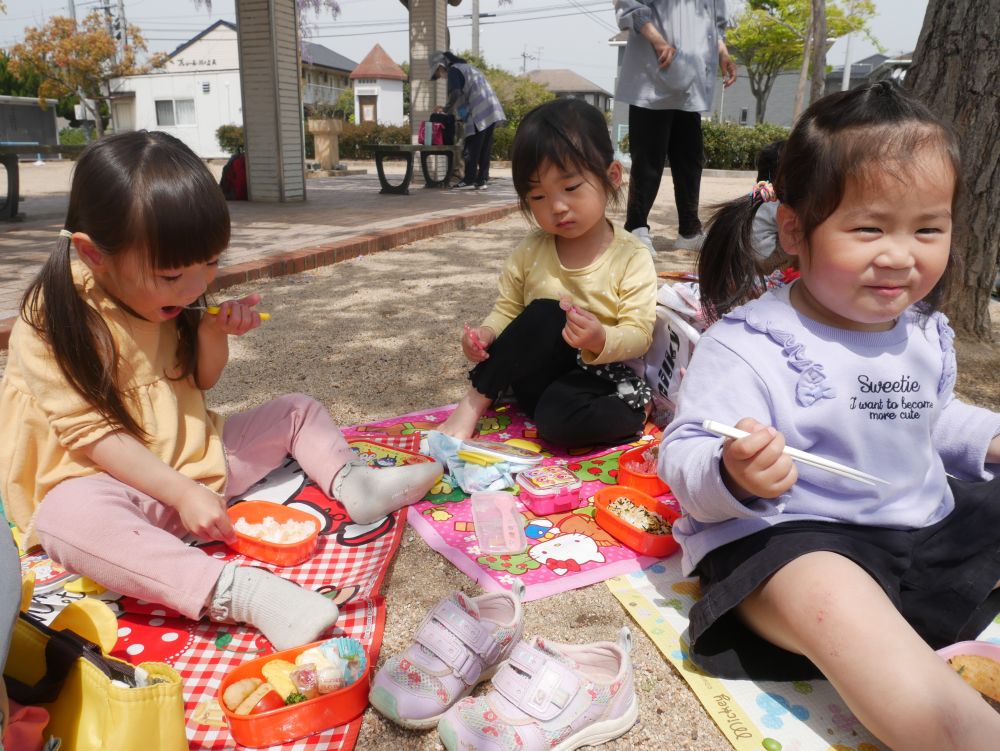 大好きなお家の人が作ってくれたお弁当
好きな物がお弁当の中に入っていたり・・・
お弁当のイイ匂いがしたり・・・
お弁当の日は子どもたちにとって特別な日♡

もぐもぐ・・・美味しい！！
夢中になって食べます