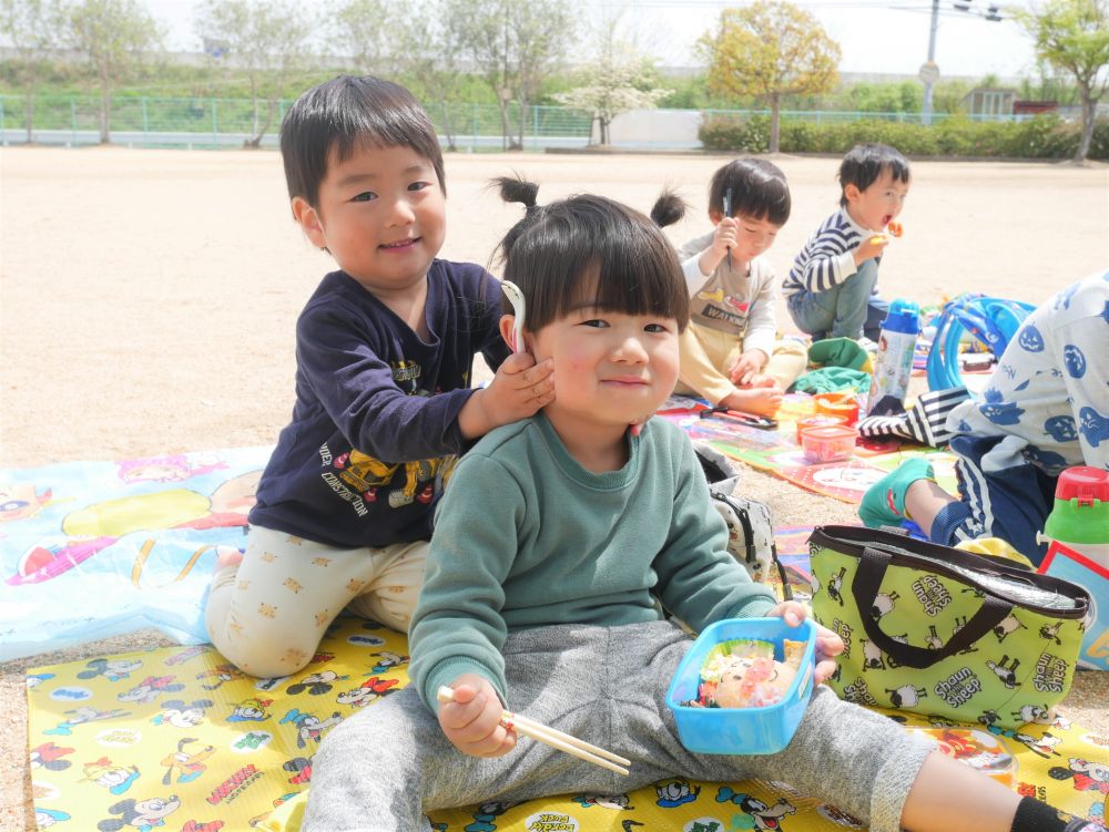 『おべんとう見せて見せて～』
友達のお弁当を見たりじゃれ合ったり♡