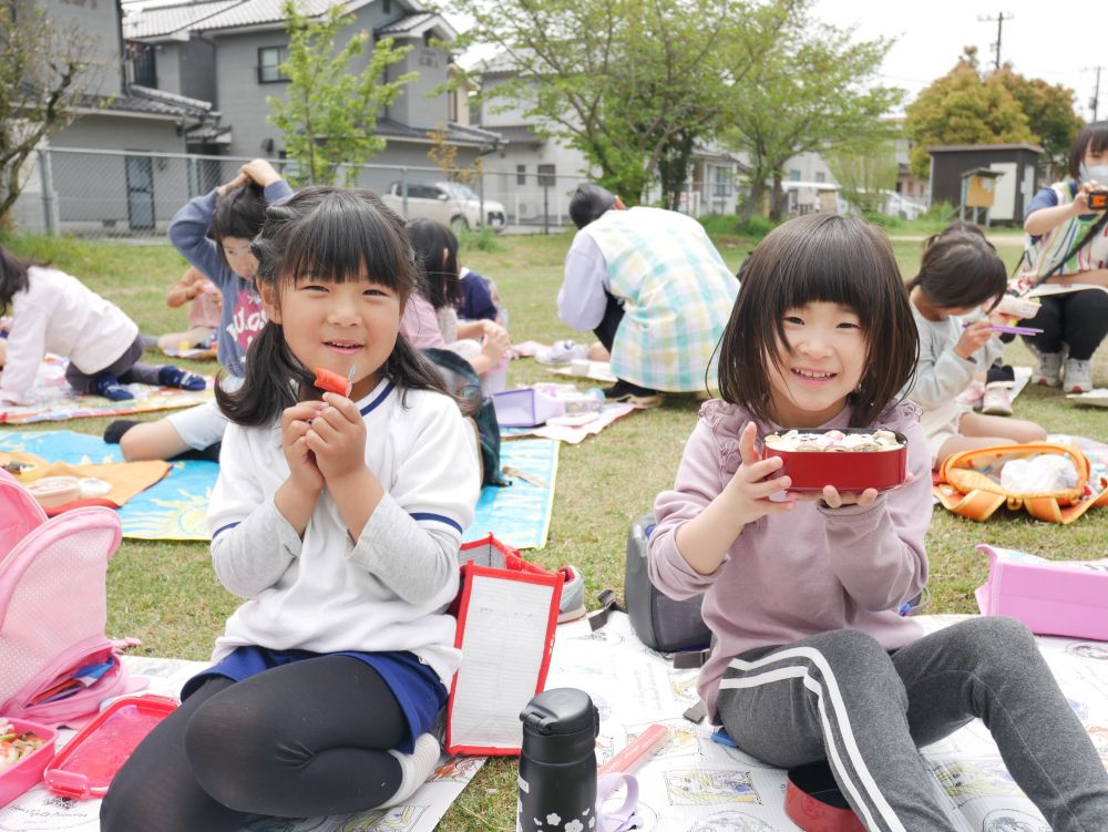 天気も良く作ってもらったお弁当を持って
ピクニック気分♡
友達との会話を楽しみ幸せな時間



「見て見て」「可愛いね」
嬉しそうに優しく開ける…

「お弁当見せて」
友達のお弁当の中身も気になる♡