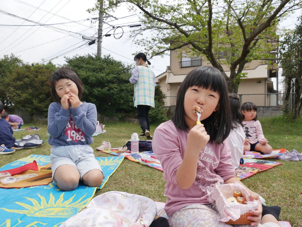 「美味しい♡」「もう無くなった…」
「でも大丈夫！！足りんかった時のためにおかわりおにぎりも作ってるから♡」
Cちゃん、自分でおかわりおにぎりを握ったようです♡