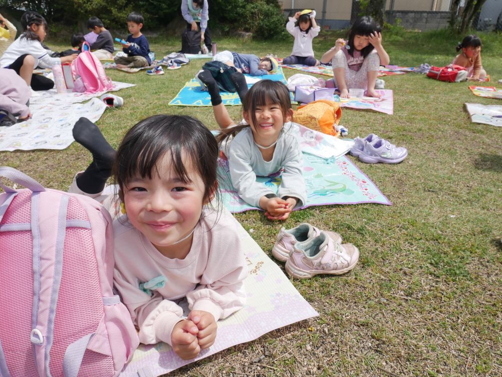 「気持ちいい～」

たくさん遊んでたくさん食べた後は
また長い距離を歩いて帰ります
その前に、ちょっと休憩♡