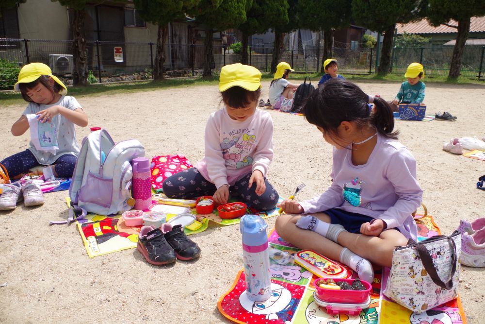 
お弁当の中にこいのぼりを発見✨

Sちゃん「あ！こいのぼり！！」
Mちゃん「いっしょじゃ～ん♡」

見せあって大喜び♡