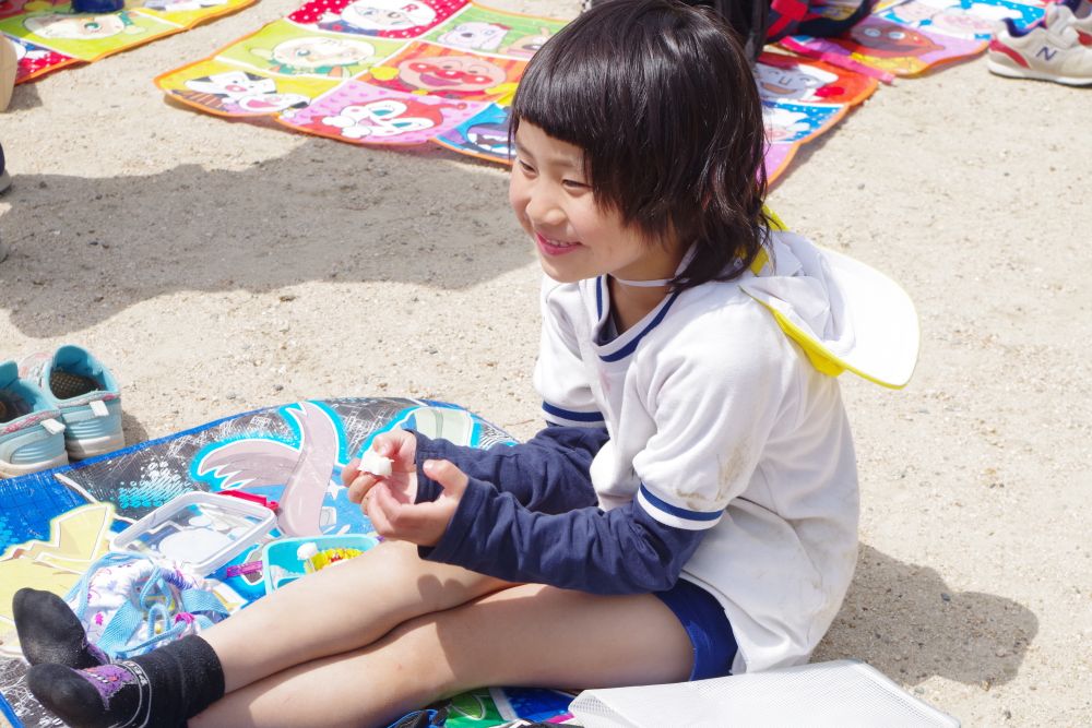 
ぽかぽかお天気の中で、食べるお弁当は格別♡

「次のお弁当はいつだっけ～？」
なんて声も・・・(笑)

愛情たっぷりのお弁当をありがとうございました～☆