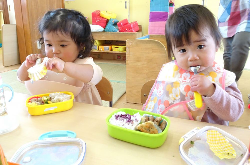 お弁当の時間がやってきました♪
楽しく歌を歌った後は、いただきまーす！



食べるのが大好きなKちゃん
スプーンを持って食べようとチャレンジ
大きな一口でパクっ！