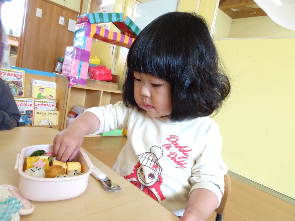 お弁当のおかずを、手づかみで食べるSちゃん
自分で一つひとつ、丁寧に食べる姿に、嬉しさが伝わってきます♡