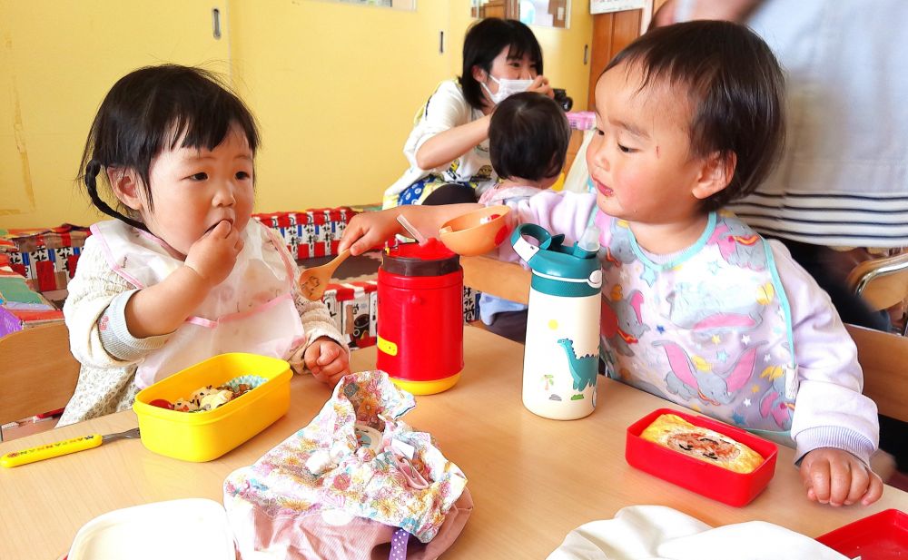 「これ、かわいい！」

Sちゃんのお弁当も気になるYくん
自分とは違うおかずに興味津々♡
みんなで食べたり、おしゃべりしながら楽しい時間を過ごしました♪