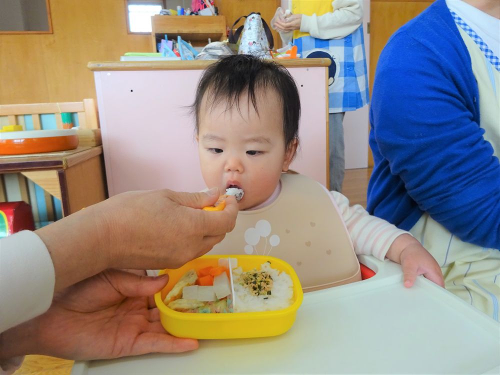 今日は保育園で初めてのお弁当の日♡

大きな口を開けてパクパク･･･
あっという間にお弁当箱はピカピカ･･･