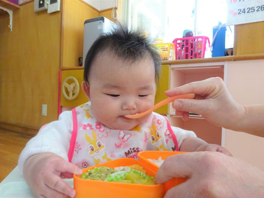 愛情たっぷりのお弁当を小さな手で確保♡

「わたしのおべんとうよ～」
のような可愛い仕草のRちゃん