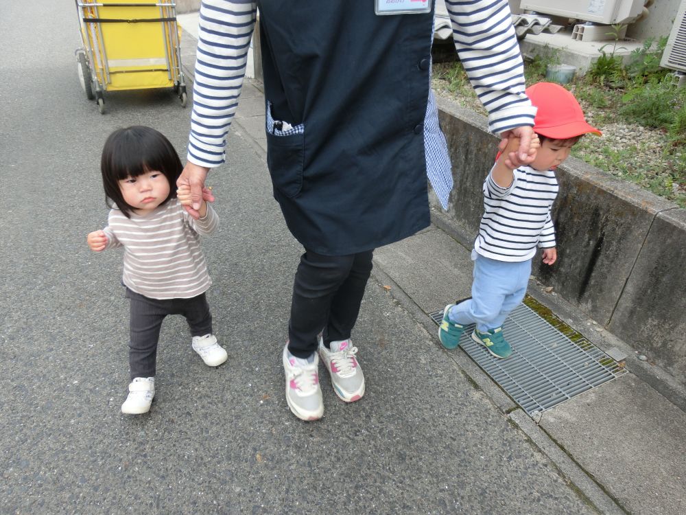 入園・進級して、初めてのお弁当の日♪
朝からお弁当が楽しみで待ちきれないヒヨコ組さん。
並べてある自分のお弁当を見つけて、
「〇〇のよー」と、自分のお弁当を教えてくれました。ま
天気も良かったので、
みんなでお散歩に・・・♪
カートに乗ったり・・・
順番に歩いたり・・・
しっかり手をつないで歩いてくれました♪
(あっ♡みんな、しましまの服だね♡)
