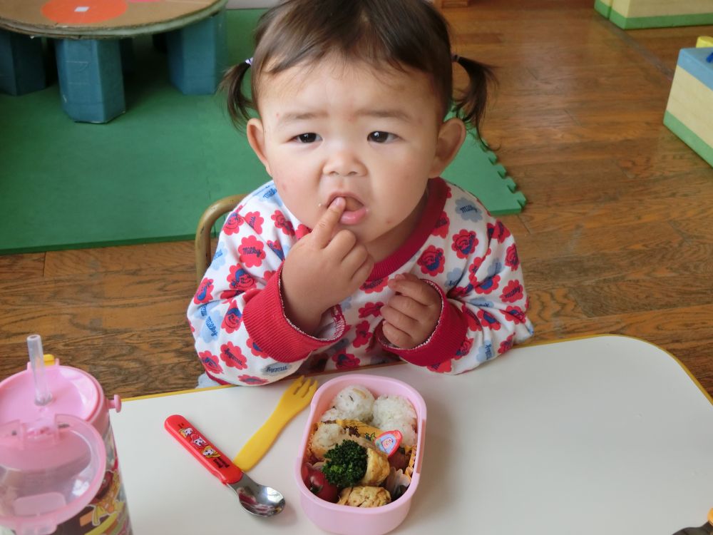 保育園に帰ったら、楽しみにしていたお弁当の時間♡
パカっとフタを開けて・・・
みんな大喜びでした♡
ウインナーをパクっとほおばるRちゃん♪
保護者の皆様、お忙しい中、用意していただき、
ありがとうございました☆