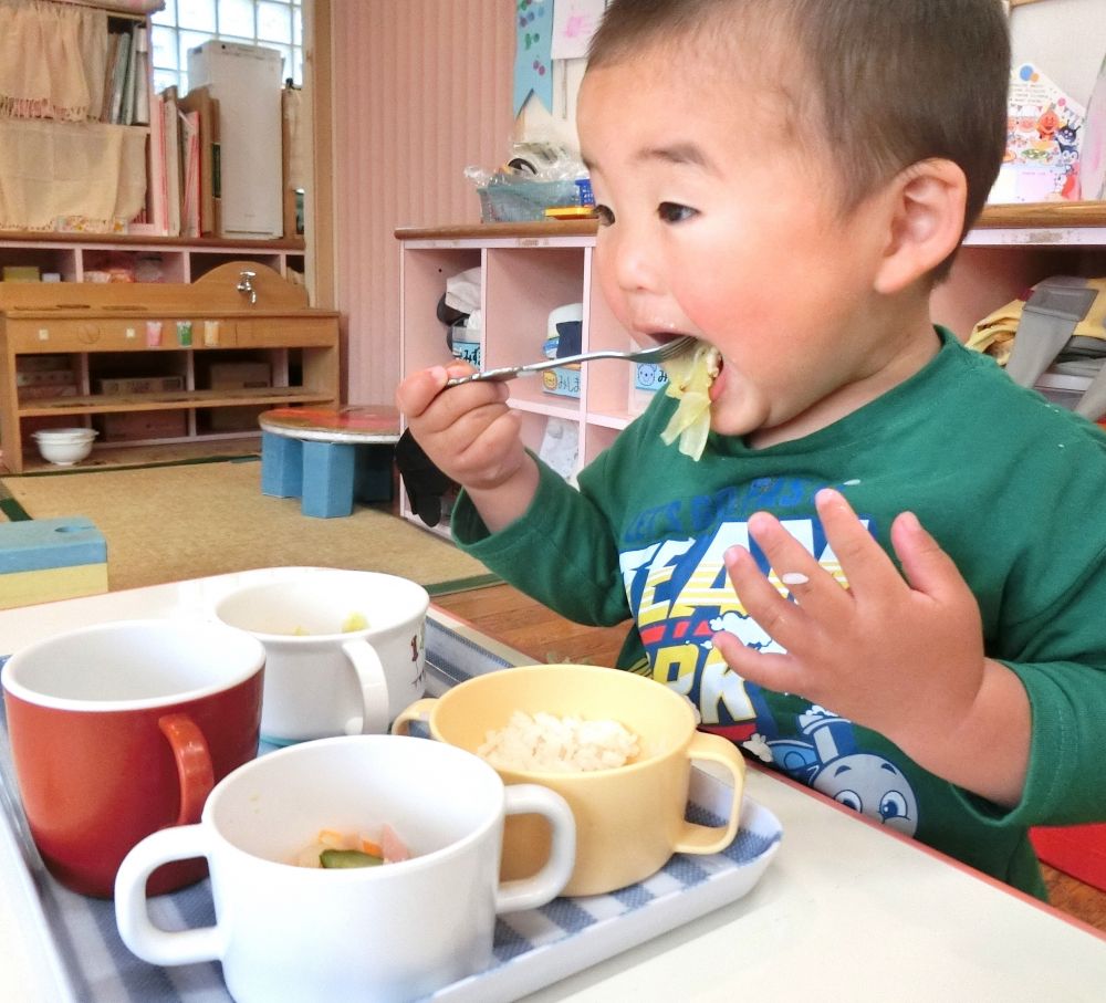 給食に、春キャベツが出たよ♪

大きなお口でいただきまーす♪
みんなもいっぱい食べて大きくなってね♡