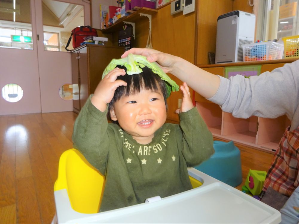 給食先生が大きな丸い春キャベツを持って登場･･･

ペリッとめくって「どうぞ」と手渡してくれました。

頭にのせるとニッコリ可愛い笑顔♡