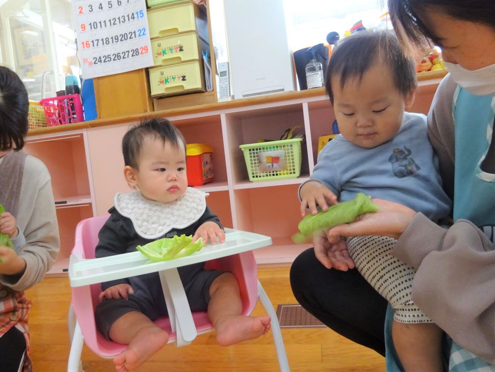 食材に触れ、においを嗅ぐ･･･

毎日の給食に感謝し美味しく楽しく、食事の大切さを知らせていきたいと思います。