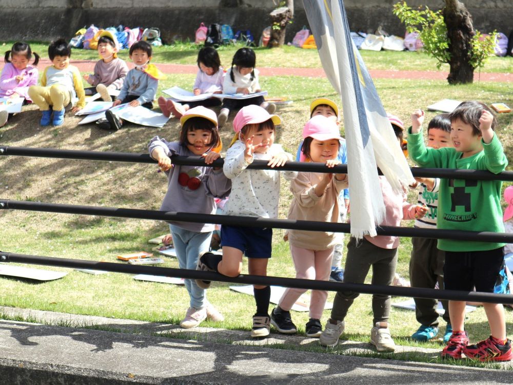 「わあ見て！近くまで来たよー！」
「タッチできそう～！！」
こいのぼりに触ってみる♡