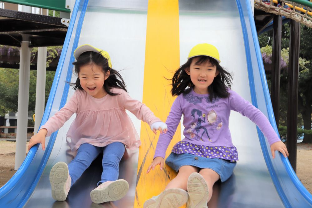 今日のお散歩どこいこう・・？

子ども達の話し合いの結果・・　今日のお散歩は東尾道公園になりました
３月に完成した大型遊具♡
みんな夢中で遊びました

