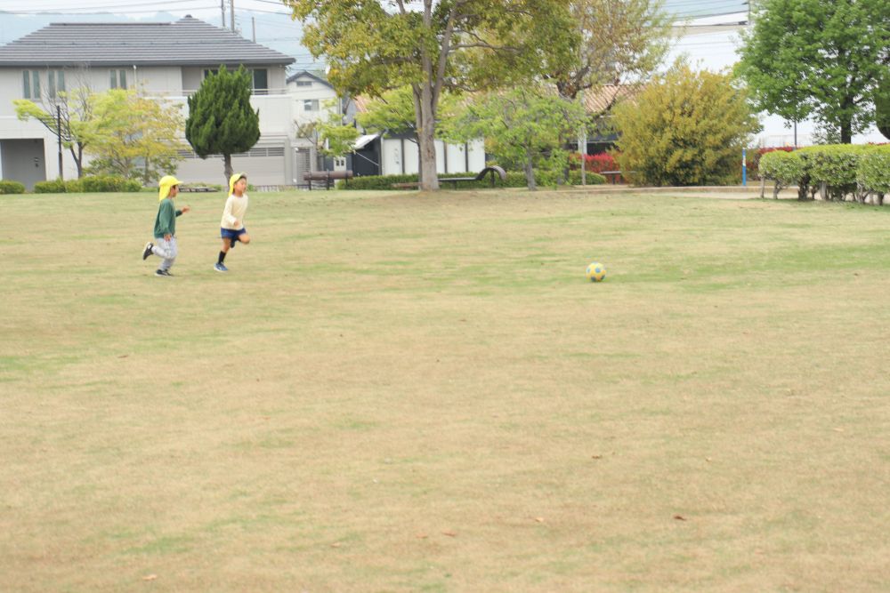 男の子たちは芝生の広場でサッカー♪

汗びっしょりになりながら一生懸命ボールを追いかけました
