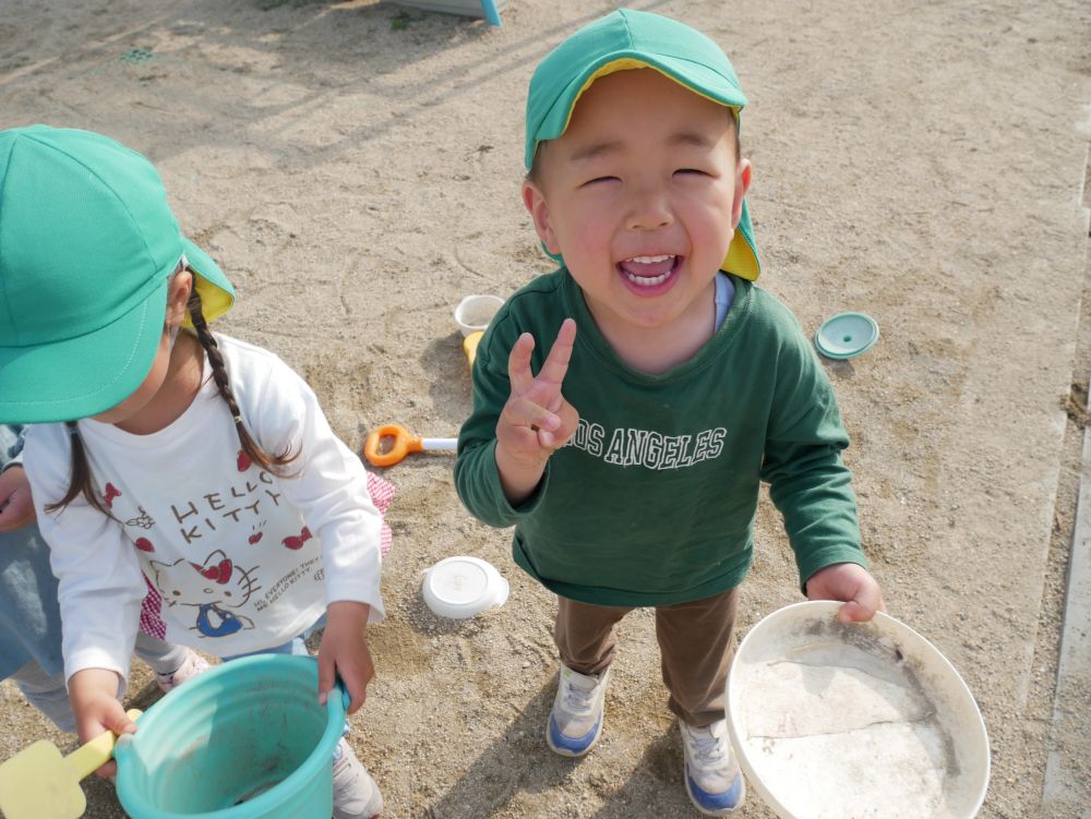 少し汗ばむ陽気な今日この頃・・・
今年もたくさんの虫との出会いが♡
虫を見つけた喜びを感じている子どもたち



『みてみて！ダンゴムシ？ハサミムシ？』
見つけたことが嬉しくて満面の笑みを見せてくれたSくん