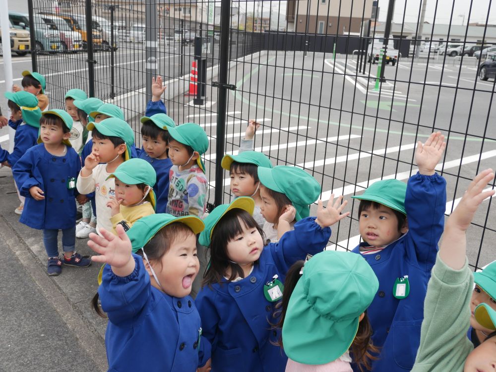 『クレーン車ってこんな感じ♪』
『こんなクレーン車探してる』
『ハローズの近くにあるのかな？』

クレーン車を探す旅はまだまだ続く・・・