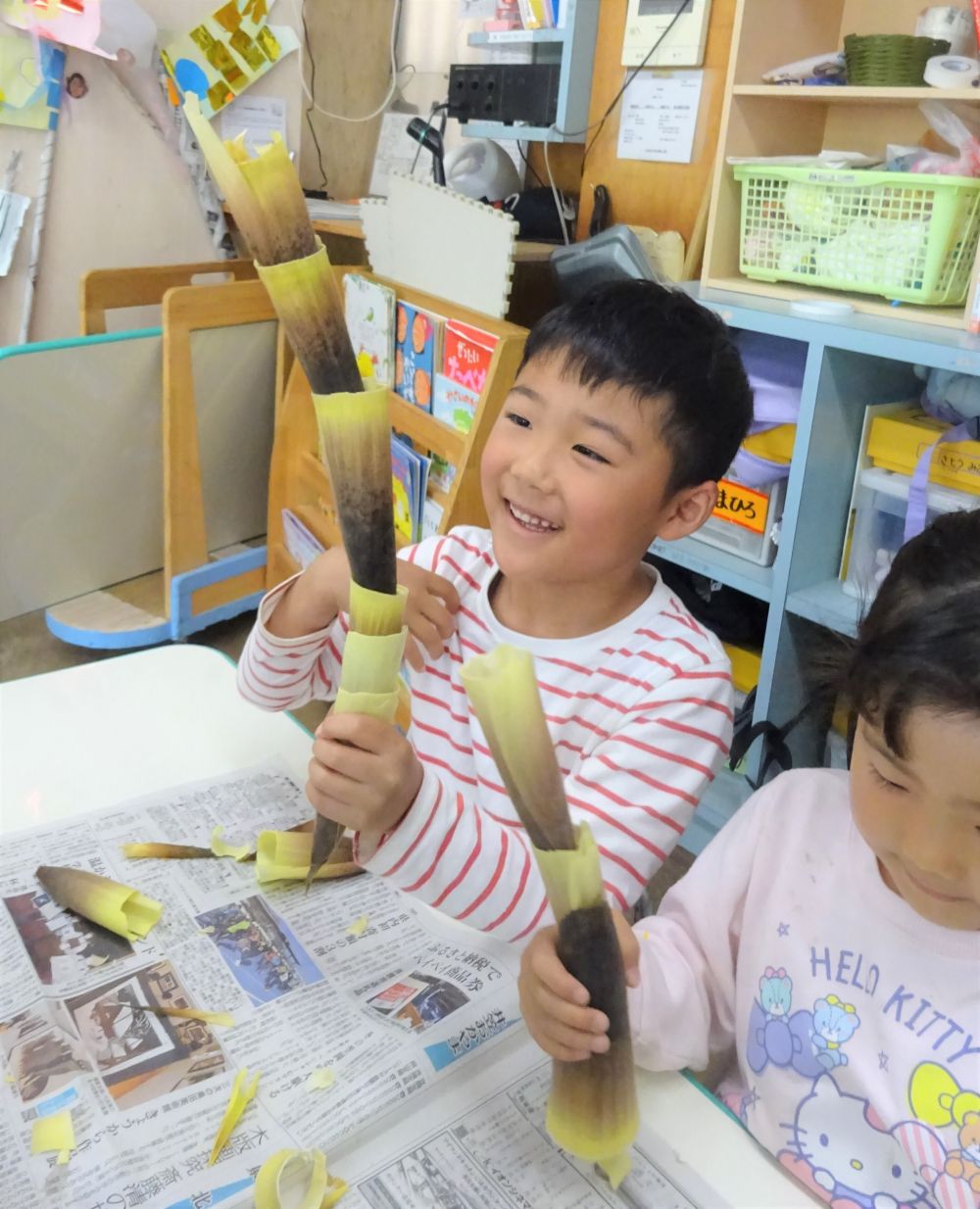 ｢皮がふかふかーやわらかいねー♡｣
やさしく皮をなでなでしている子も。

たけのこって野菜は面白いよね。

｢えーーどこまでむくんじゃろ？？？｣
友達と話しをしながら楽しそうにむきむき・・・

皮を剥いた後はソフトクリームのコーンみたいに高く高く重ねる姿も☆