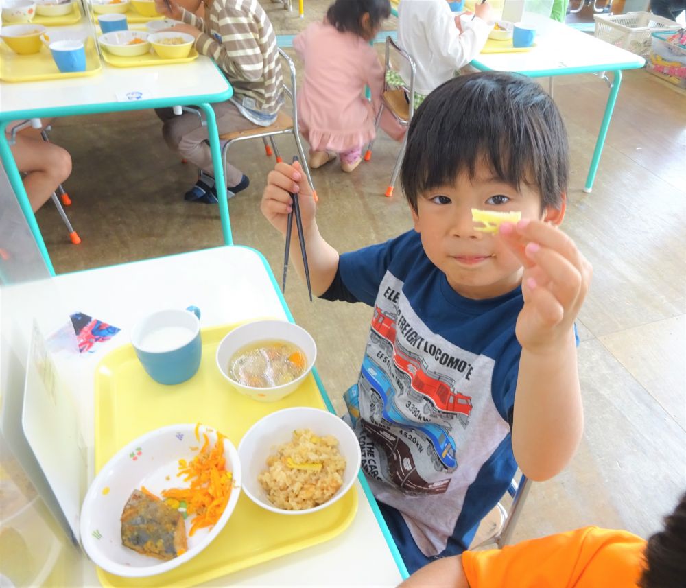 次の日、キリン組さんが一生懸命むいてくれたたけのこは
たけのこご飯とたけのこ汁になってみんなの給食で美味しくいただきました。

春を感じながら楽しい給食時間を過ごしました♡