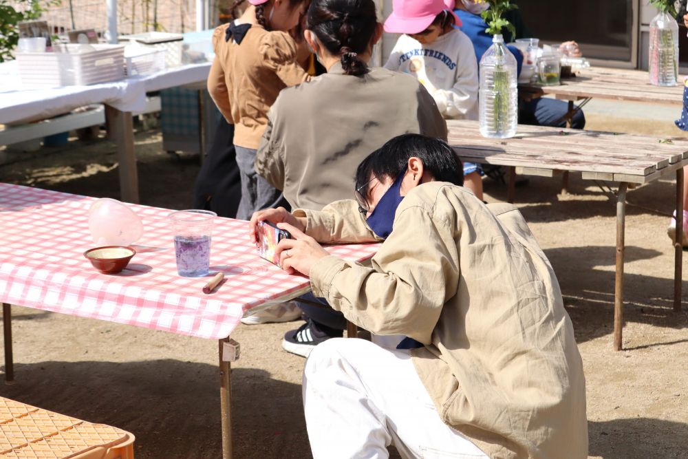 我が子が作った色水を一生懸命スマホに収めるお父さん♡
角度を変えて何度も撮影していました