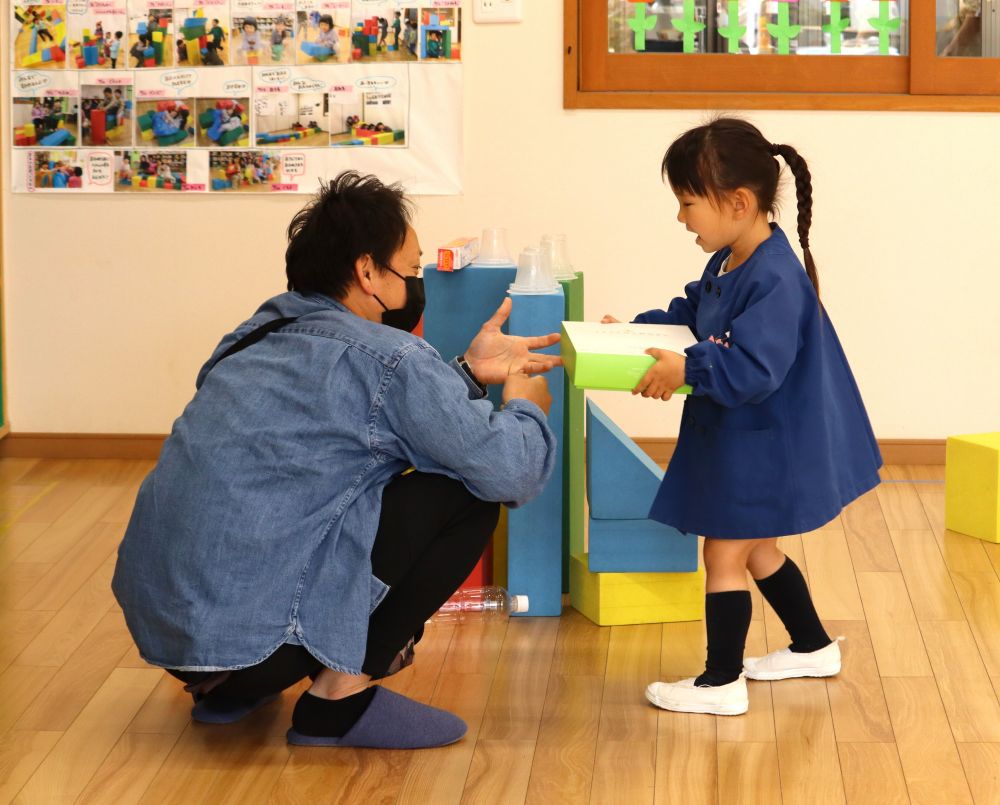 廃材をどんどん運ぶMちゃん
なにが始まるんだろう・・と温かい眼差しで見守るお父さん
“待つ”　“見守る”　って難しいけどとても大切

「プレゼントだよ♡」
お父さん幸せですね