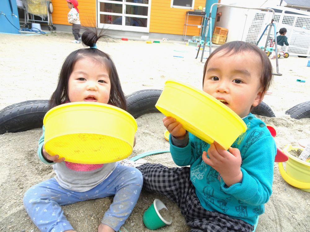 さら粉を作るおもちゃを使って楽しむ
TちゃんとYくん

網目の隙間からじーっと見つめて・・・
「いないいない・・・・」

「ばあっ！！」と息ぴったりのふたり♡
顔を見合わせてにこっと笑い合い、何度も楽しんでいました