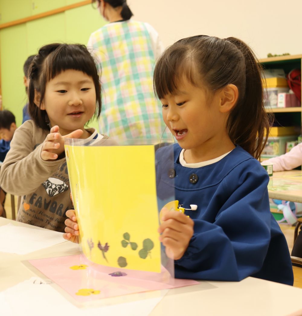 順番にラミネートをしていると、楽しそうな声が・・・

即興で物語を作って、押し花の紙芝居が始まりました

楽しさを求める子ども達の素敵な発想☆