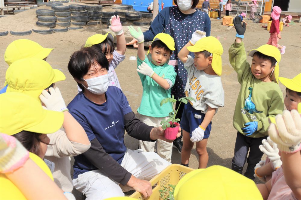 やってきましたこの季節、今年も夏野菜を植えよう！

先週何の野菜を植えたいか話し合ったキリン組さん達
今日、松浦先生が苗を買って来てくれたので植え付けていきます

恒例の「何の野菜の苗？クイズ」
珍回答に大笑いの松浦先生