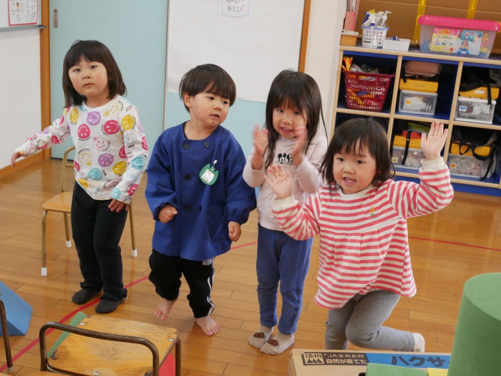 『それではお祭りを始めます♡』
『せーの・・・ええじゃんええじゃん』
『尾道ええじゃん』

キリン組さんがもうすぐ出演する予定の
みなと祭りをイメージしていたようです
他のクラスの友達がしている事をよく見ているのだなと感心しました♡