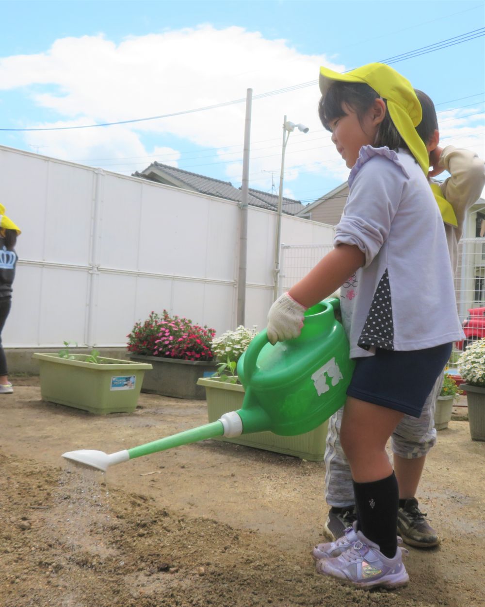 最後は水やり。
最初に持ってきたジョウロは、水がじょぼじょぼ出て、植えた種が土から出てきてしまうハプニングがあったＳちゃん。次はどうするかな、と見ていると・・・
今度はジョウロの先がシャワーヘッドになっているものを選んでいました！
自分で考えて対策を立てているところ、すごいですよね♡

初めて植えた枝豆、日々の生長を見るのが楽しみです♪