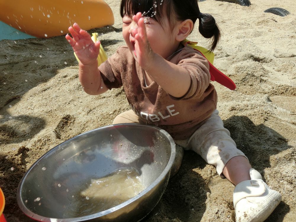 今日はとってもいい天気☀
そしてあつーい！！！

やっぱり暑いと触りたくなっちゃうよね～
ボールにお水を入れると・・・

バシャバシャー！！！
お水の感触や音を楽しむHちゃん♪
表情で伝わってくる楽しさ♪