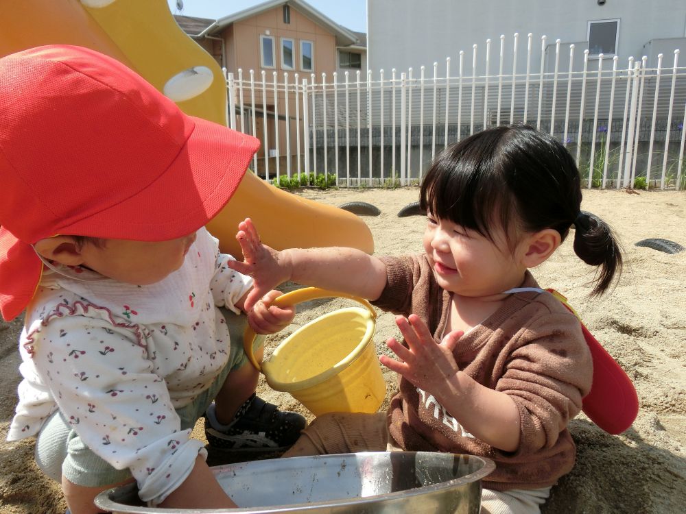 楽しそうな遊びに寄ってきたKちゃん♪

Kちゃんに、
「みて！！お水よ！！」と言ってるような姿が見られます☆
”楽しい”を友達に教えてあげ、一緒に共有しようとしている、とっても可愛い場面です♡