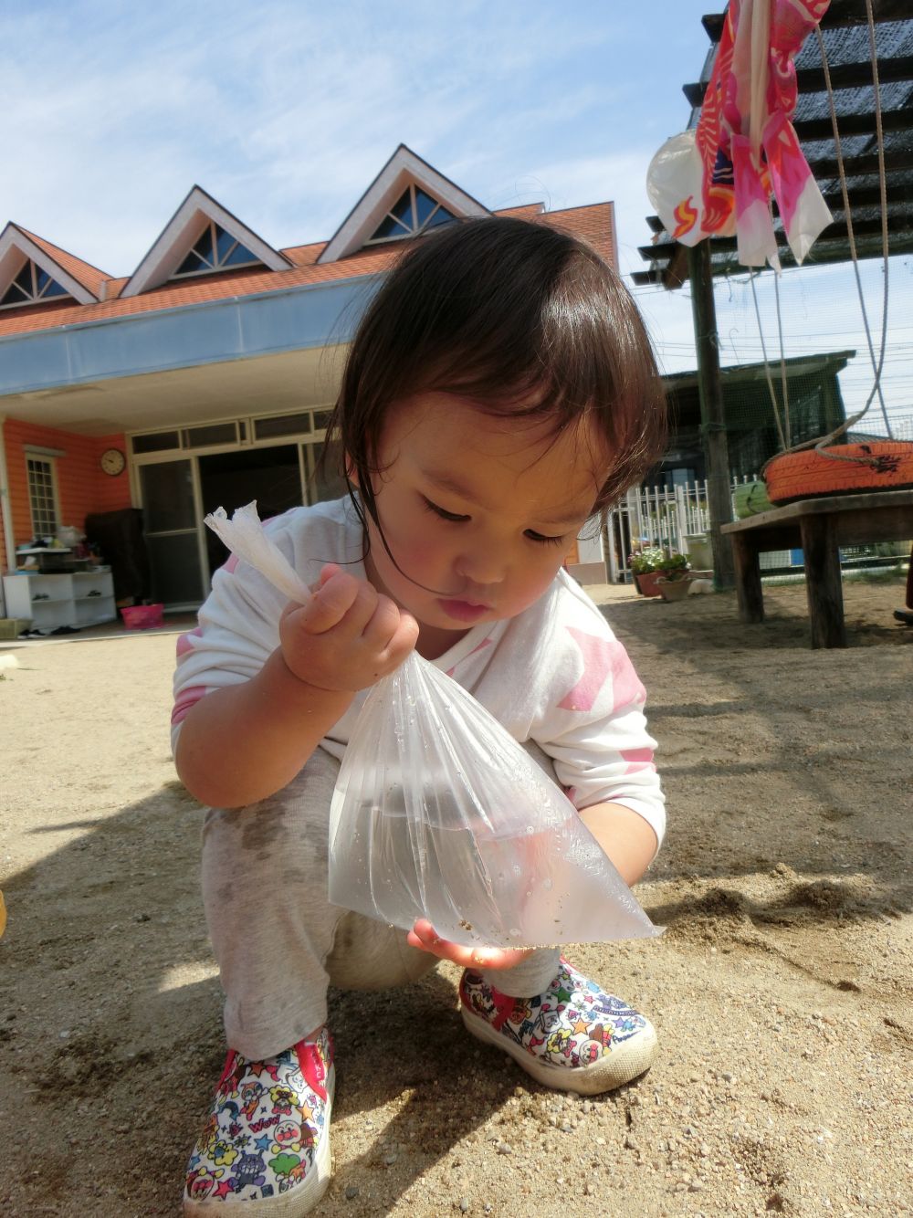 Sちゃんは、袋にお水を入れて・・・
また違った感触を楽しんでいるようです。

先生「どう？面白い？」と聞くと、
Sちゃん「うん・・・」と、うなずいて、
ずっと真剣なまなざしで不思議な感触を楽しんでいました。
先生「むにむにしてる？ふわふわ？冷たい？」
Sちゃん「うん!冷たい！！」

むにむに・・・ふわふわ・・・は、まだ難しいかったみたい。
でも、”冷たい”は知ってたSちゃん♪