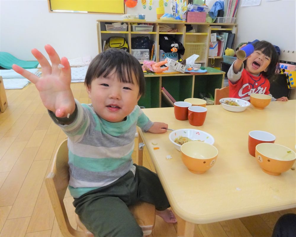 新年度が始まりはや１ヶ月。
給食時間も少しづつ賑やかに・・・笑

みんなの様子を覗いてみると
｢おいしいよーー｣
｢いっぱいたべたよー｣
元気におしゃべりしてくれました♡
