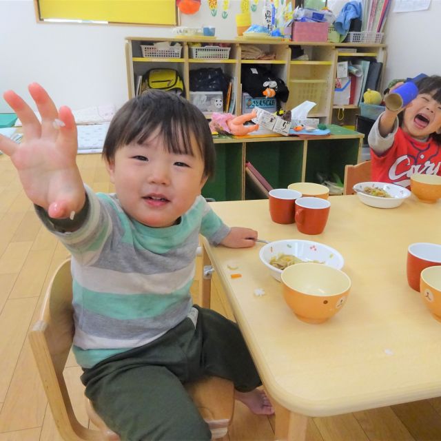 ＊　給食時間の様子　（門田認定こども園）　＊