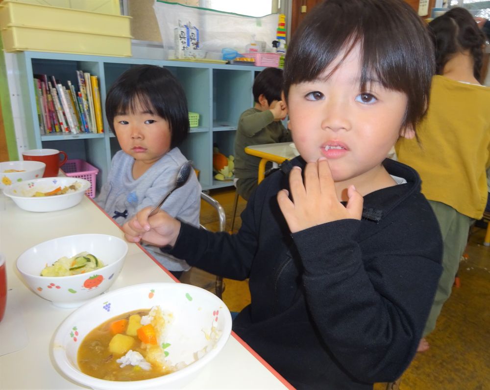 少しずつコロナも緩和されてきておしゃべりをしながら楽しく過ごす給食時間が戻りつつあります。

みんなで食べるといつもより美味しく感じ、いつもより苦手な物が不思議と食べられたりもします。これからも給食時間がもっともっと楽しい時間になるようにしていきたいです！

いっぱい食べて元気に大きくな～れ♡