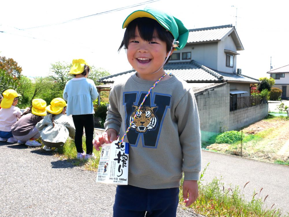 春の心地よい風を感じながらお散歩へ・・・
暖かいお日様の下でそれぞれの子が好きな遊びを楽しんでいます



紫色の可愛い草花を一つ見つけたRくん♡
大事そうに自分のお散歩バックに入れて・・・
『これ持って帰るんだ～』
