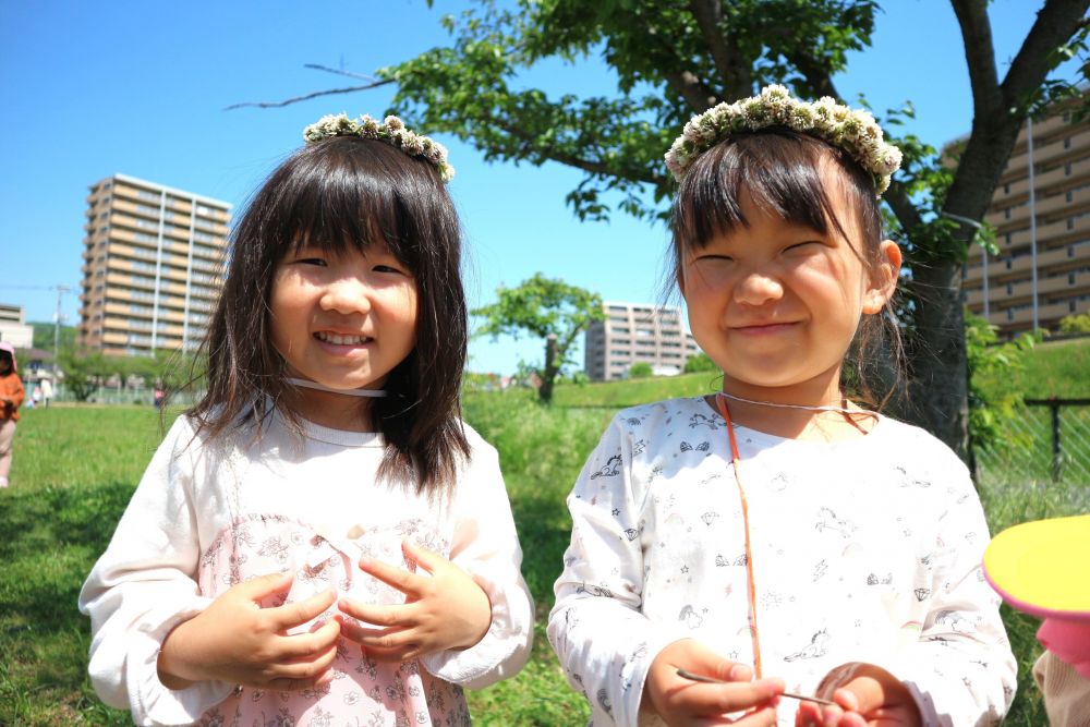 シロツメクサの冠作りに必要な材料を集めたり
自分で途中まで作ってみたり
みんなで作った冠をかぶって遊ぶ♡

「可愛くてプリンセスみたい♡」
嬉しくて笑みが・・♡