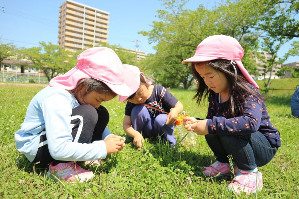 友達がしている遊びに興味を持ち一緒に遊んだり
楽しいことを共有したりしながら遊ぶ♡


「みんなでアクセサリー作ろう♡」
「指輪にする」
「イヤリングにしようかな」
「冠も可愛いよね♡」
それぞれイメージを膨らませながら・・♡