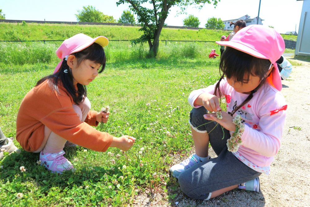 保育教諭と協力して作った
ブレスレットが完成したMちゃん♡
”次は何を作ろう”
”どんなアレンジしようか”と工夫♡

Nちゃんは
「花束みたいにする♡」
丁寧に１本１本摘んで・・
