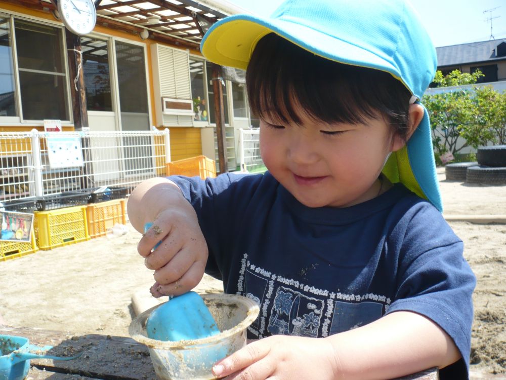 「シチュー作ってるの。」
「シチュー好き！」
嬉しそうに教えてくれたHくん

好きな遊びを満足いくまでじっくり楽しむ子どもたちです