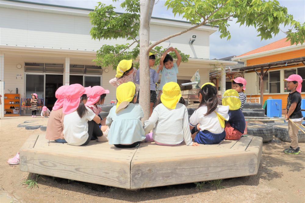 園庭の真ん中では、みんな輪になり手遊びをする子ども達
楽しい様子にドンドンと「いれぇ～て」と友達が増えていきました

後から聞くと「こども園ごっこ」だったそうです