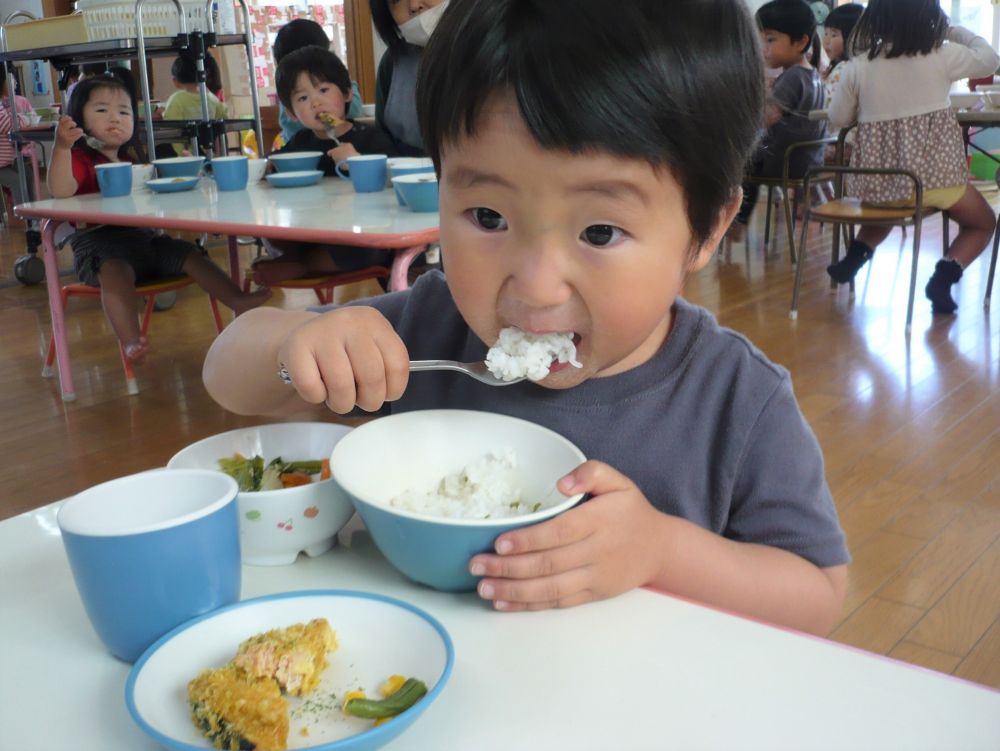 【０歳児】
豆ご飯を食べてこの表情♡
指についたおいしい味もちゅぱちゅぱして、ニッコリご機嫌♪

【２歳児】
グリンピースに苦戦する子もいましたが、大好きな子はこの通り♡
旬の野菜をしっかり味わい、これから来る夏に備えて元気を蓄えよう♪