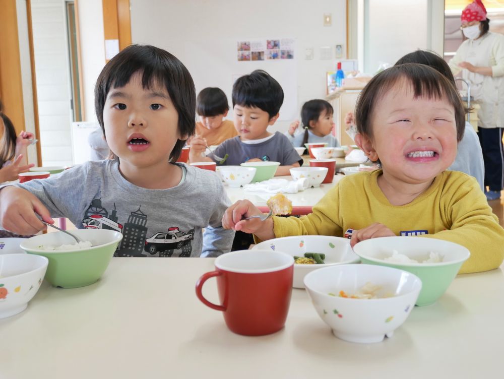 【３歳児】
久しぶりに会った友達と楽しい給食時間♪
家とはまた違う、わくわくをかみしめます♡

これからも、たくさん食べて元気に大きくなぁれ！